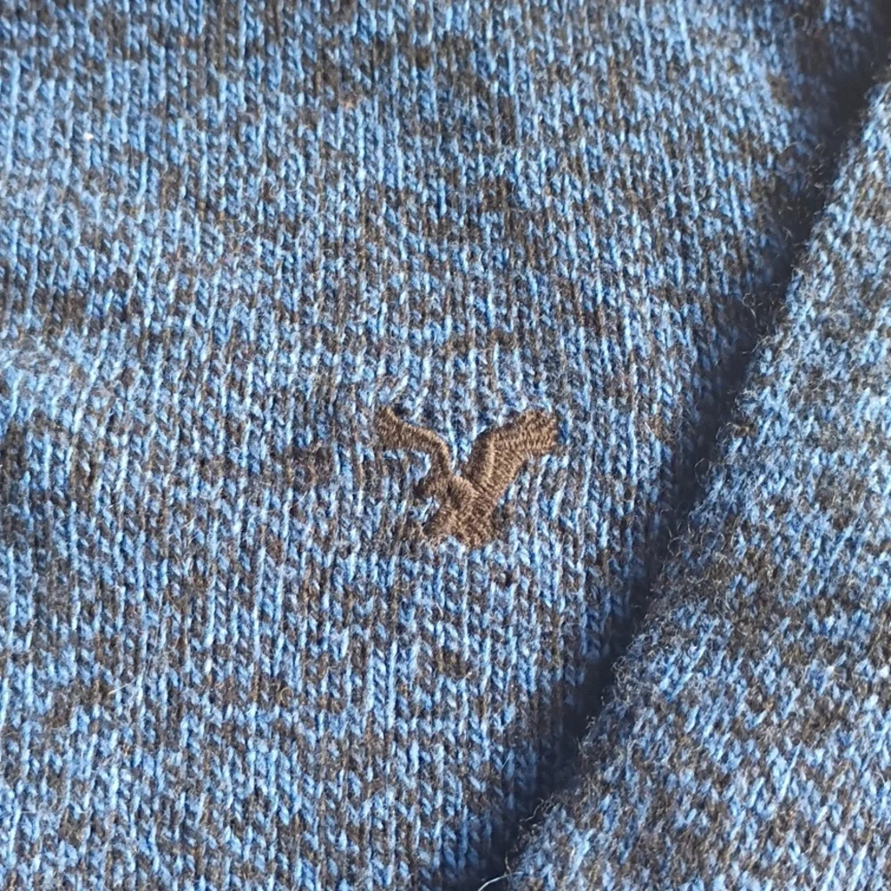 American Eagle Outfitters Men's Heathered Blue Crewneck Sweater